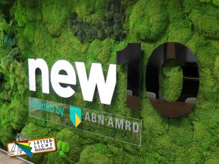 Stijlvol bedrijfslogo van acrylaat gemonteerd op mos wand